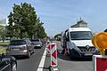 Stau auf der BayWa-Kreuzung: Weil eine Bahnschranke ausfiel, standen Autofahrer am Mittwoch vorübergehend in der Hitze.