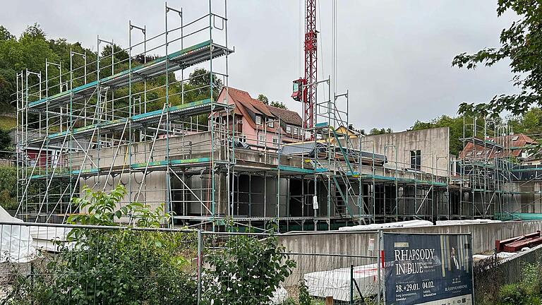Der neue Kindergarten in Obernbreit (hier aufgenommen im September 2024) wächst und soll im Herbst 2025 bezugsfertig sein. Der neue Kindergarten in Obernbreit (hier aufgenommen im September 2024) wächst und soll im Herbst 2025 bezugsfertig sein.