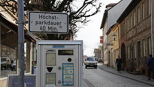 Parkscheinautomat Hammelburg       -  Die Höchstparkdauer in der Hammelburger Innenstadt beträgt eine Stunde. Diese ist für die Besitzer eines Elektrofahrzeuges mit E-Kennzeichen künftig kostenfrei.