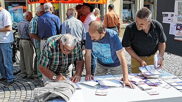 Gut besucht war der Info-Stand des „Anti-TTIP-Bündnisses Haßberge“ am Samstag in der Haßfurter Innenstadt. Dieser Stand von KAB, DGB, Bund Naturschutz sowie den politischen Parteien Bündnis 90/Die Grünen, ödp und Linkes Bündnis Haßberge war Teil eines bayernweiten Aktionstages, um ein Volksbegehren gegen „CETA“ auf den Weg zu bringen. Gut besucht war der Info-Stand des „Anti-TTIP-Bündnisses Haßberge“ am Samstag in der Haßfurter Innenstadt. Dieser Stand von KAB, DGB, Bund Naturschutz sowie den politischen Parteien Bündnis 90/Die Grünen, ödp und Linkes Bündnis Haßberge war Teil eines bayernweiten Aktionstages, um ein Volksbegehren gegen „CETA“ auf den Weg zu bringen.