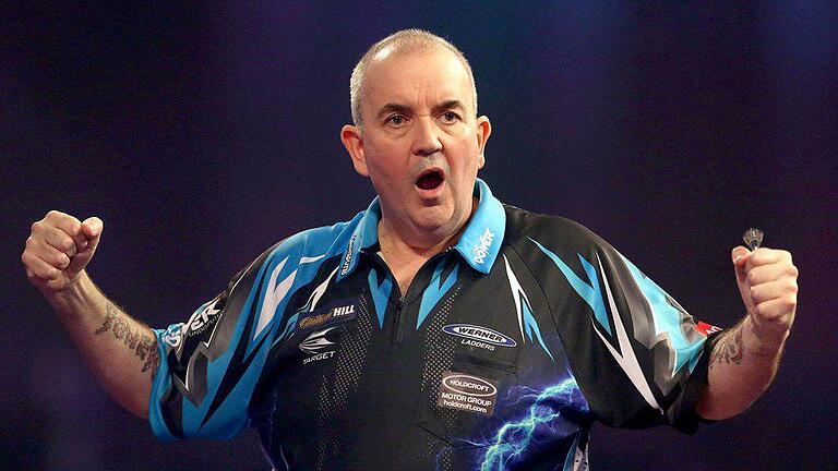Phil Taylor - Phil Taylor hat Michael van Gerwen zwar mit 7:3 besiegt, ist aber noch nicht für das Endspiel qualifiziert. Foto: Steven Paston Phil Taylor - Phil Taylor hat Michael van Gerwen zwar mit 7:3 besiegt, ist aber noch nicht für das Endspiel qualifiziert. Foto: Steven Paston