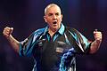 Phil Taylor       -  Phil Taylor hat Michael van Gerwen zwar mit 7:3 besiegt, ist aber noch nicht für das Endspiel qualifiziert. Foto: Steven Paston