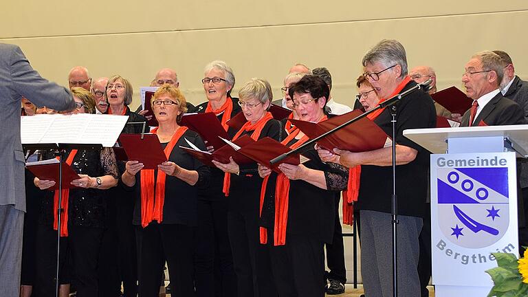 &bdquo;Chorvereinigung 1951 Bergtheim&ldquo; lud zum Liederabend       -  (le)   Die &bdquo;Chorvereinigung 1951 Bergtheim&ldquo; lud zum &bdquo;Liederabend&ldquo; in die &bdquo;Willi-Sauer-Halle&ldquo; ein. Chorsprecher Alfred Steigleder konnte begrüßen: Aus Kürnach den &bdquo;Gesangsverein Eintracht&ldquo; (Stabführung: Willibald Meder) und &bdquo;Viva la musica&ldquo; (Angelika Heinlein/Klavier: Jeanna Bechtold), den &bdquo;Sängerbund Rottendorf&ldquo; verstärkt durch den WVV-Männerchor (Rudolf Haidu), den &bdquo;Männergesangverein Frohsinn Waigolshausen&ldquo; (Bernhard Chalupka) sowie die &bdquo;Singgemeinschaft der Männerchöre Bergtheim/Lengfeld samt gemischtem Chor&ldquo; (Clemens Hain/Klavier: Jeanna Bechtold). Die Kürnacher Jugend bot &bdquo;Rama Lama Ding Dong&ldquo;, während die reiferen Stimmen aus Waigoldshausen an Goethes &bdquo;Heideröslein&ldquo; und die &bdquo;Heimat&ldquo; erinnerten. Rudolf Haidu trug &bdquo;Kalinka&ldquo; und den &bdquo;Fliegermarsch&ldquo; vor. Abschließend priesen die Männerchöre aus Bergtheim und Lengfeld &bdquo;Unseren Frankenwein&ldquo;.