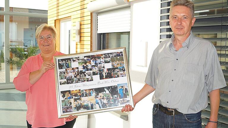Schon 1990, im Jahr der Wiedervereinigung, eröffnete die Kitzinger Heinzmann GmbH einen Produktionsstandort in Brandenburg. Eine Collage im Büro erinnert an die Höhepunkte aus den ersten 25 Jahren des Standortes Oehna. Inzwischen besteht das dortige Werk seit 30 Jahren, die gesamte Heinzmann GmbH seit 50 Jahren. Geschäftsführer sind Martina Heinzmann-Erhart und ihr Bruder Peter Heinzmann.
