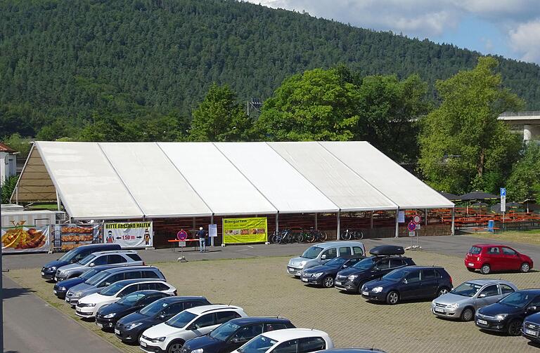 So sah der Biergarten im Juli 2020 aus, der als kleiner Ersatz für das ausgefallene 70. Kirchweih- und Heimatfest stattfand. So sah der Biergarten im Juli 2020 aus, der als kleiner Ersatz für das ausgefallene 70. Kirchweih- und Heimatfest stattfand.
