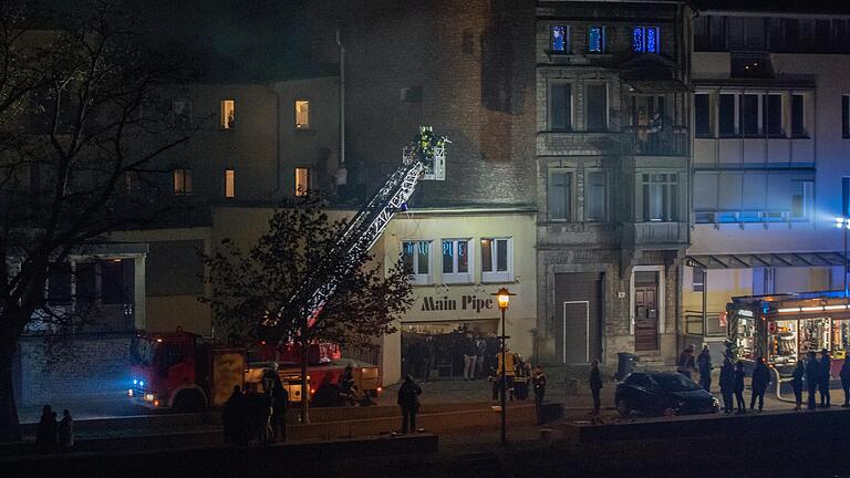 Beim Einsatz der Kitzinger Feuerwehr in der Silvesternacht am Mainkai (im Bild zu sehen) haben Unbekannte eine Rakete auf die Drehleiter geschossen.