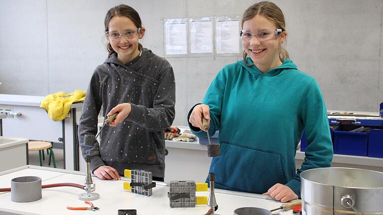 Sinja und Franziska an der Zinngießstation.