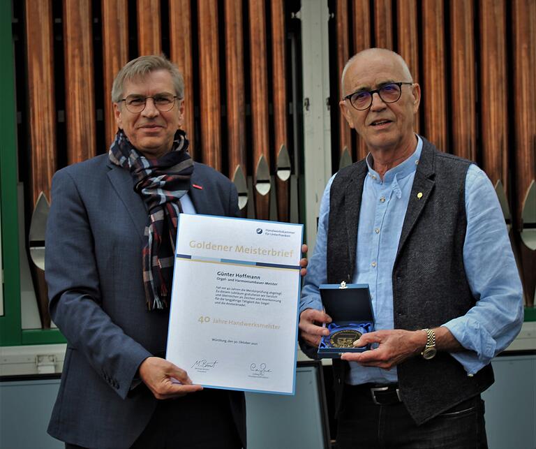 Michael Bissert (links) überreichte den Goldenen Meisterbrief der Handwerkskammer Unterfranken an Orgelbaumeister Günter Hoffmenn. Michael Bissert (links) überreichte den Goldenen Meisterbrief der Handwerkskammer Unterfranken an Orgelbaumeister Günter Hoffmenn.