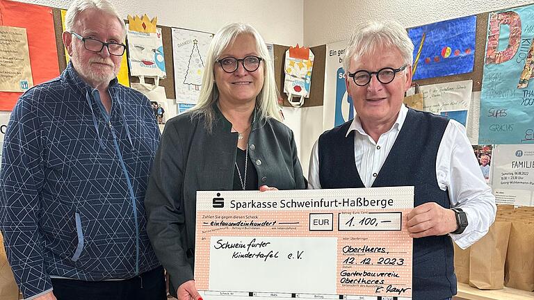 Stefan Labus (rechts) von der Kindertafel mit Jürgen Schmitt und Karin Manger vom Gartenbauverein Obertheres bei der Spendenübergabe.