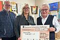 Stefan Labus (rechts) von der Kindertafel mit Jürgen Schmitt und Karin Manger vom Gartenbauverein Obertheres bei der Spendenübergabe.