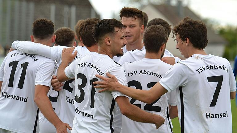 Die Abtswinder Mitspieler beglückwünschen Torschützen Christian Kuhn (verdeckt). Kuhn verabschiedete sich mit diesem Tor vom TSV Abtswind und spielt in der neuen Saison beim ASV Rimpar. Die Abtswinder Mitspieler beglückwünschen Torschützen Christian Kuhn (verdeckt). Kuhn verabschiedete sich mit diesem Tor vom TSV Abtswind und spielt in der neuen Saison beim ASV Rimpar.