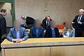 Prozess wegen mutmaßlich illegaler Corona-Impfaktion       -  Die vier Angeklagten sitzen im Amtsgericht München nebeneinander.