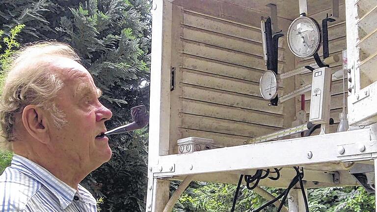 Im Garten stehen die Messgeräte: Hans-Jürgen Dörnhöfer zeichnet die Daten auch für die Tageszeitungen auf. Im Garten stehen die Messgeräte: Hans-Jürgen Dörnhöfer zeichnet die Daten auch für die Tageszeitungen auf.