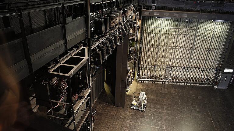 Blick hinter die Kulissen des Schweinfurter Theaters vom Umlauf für die Beleuchtung auf die Bühne. Blick hinter die Kulissen des Schweinfurter Theaters vom Umlauf für die Beleuchtung auf die Bühne.