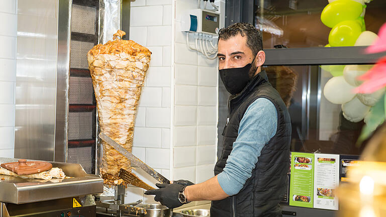 Rawaas Bruder Baschar ist der Chef am Drehgrill. Rawaas Bruder Baschar ist der Chef am Drehgrill.