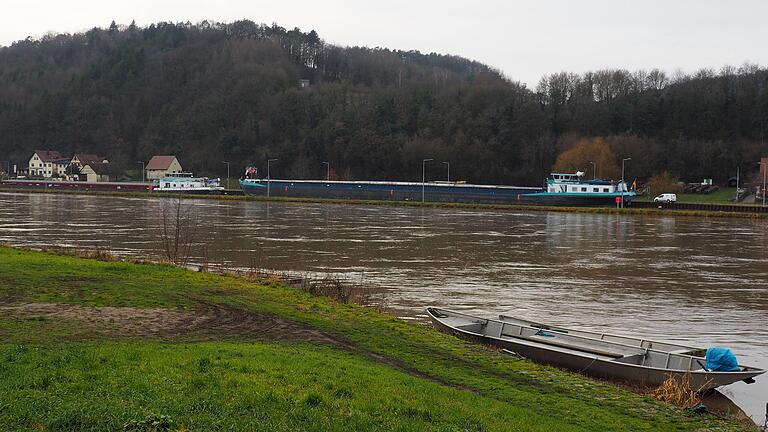 Auch auf der anderen Seite der Schleuse warten zwei Schiffe auf die Weiterfahrt. Auch auf der anderen Seite der Schleuse warten zwei Schiffe auf die Weiterfahrt.
