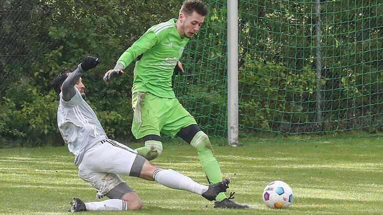 Oberpleichfelds Andreas Flockerzi (links) grätscht gegen Eibelstadts Moritz Hummel. Beide Mannschaften trennten sich im Kreisliga-Nachholspiel mit einem Unentschieden. Oberpleichfelds Andreas Flockerzi (links) grätscht gegen Eibelstadts Moritz Hummel. Beide Mannschaften trennten sich im Kreisliga-Nachholspiel mit einem Unentschieden.