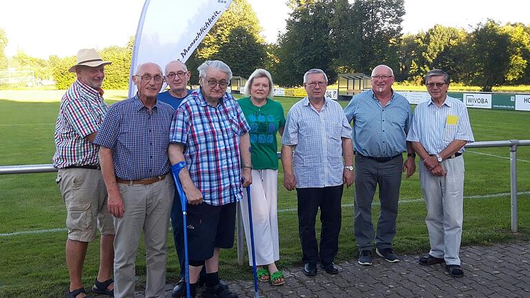 Beim VdK-Ortsverband Sylbach konnten bei der Jahresversammlung einige Mitglieder geehrt werden. Von links: 2. Vorsitzender Winfried Weppert, Kassier Roland Müller, Bruno Kerzinger (30 Jahre), Erich Wörtmann (40 Jahre), Frauenbeauftragte Martina Gessendorfer (fünf Jahre Ehrenamt), Herbert Kirchner (40 Jahre), 1. Vorsitzender Wolfgang Weppert (fünf Jahre Ehrenamt), Kreisvorsitzender Winfried Golonka. Beim VdK-Ortsverband Sylbach konnten bei der Jahresversammlung einige Mitglieder geehrt werden. Von links: 2. Vorsitzender Winfried Weppert, Kassier Roland Müller, Bruno Kerzinger (30 Jahre), Erich Wörtmann (40 Jahre), Frauenbeauftragte Martina Gessendorfer (fünf Jahre Ehrenamt), Herbert Kirchner (40 Jahre), 1. Vorsitzender Wolfgang Weppert (fünf Jahre Ehrenamt), Kreisvorsitzender Winfried Golonka.