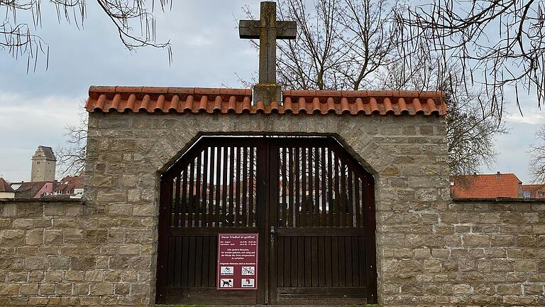 Blick auf das große Tor, durch das man von der Volkacher Friedenstraße auf den Friedhof gelangt. Blick auf das große Tor, durch das man von der Volkacher Friedenstraße auf den Friedhof gelangt.