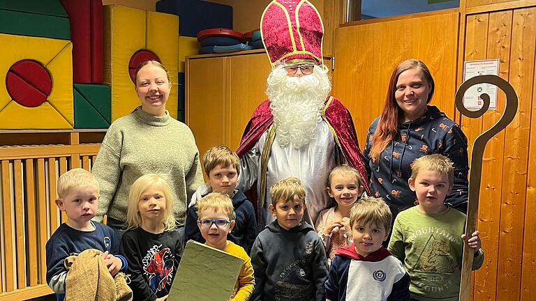 Der Nikolaus zu Besuch in der Mäusergruppe der Schulvorbereitenden Einrichtung. Der Nikolaus zu Besuch in der Mäusergruppe der Schulvorbereitenden Einrichtung.