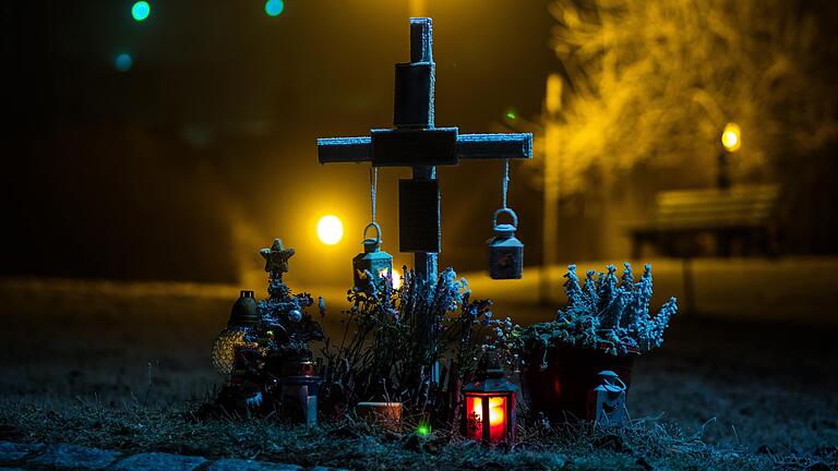 Gelöste Kriminalfälle: Frust und Wut waren das Todesurteil für die kleine Janina       -  Ein Kreuz und Kerzen erinnert an die elfjährige Janina und ihren tragischen Tod in der Neujahrsnacht 2016 in Unterschleichach.