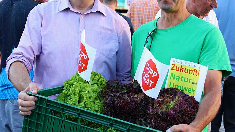 Die Organisatoren des Aktionsbündnis 'Stoppt die Salatfabrik' und Veranstaltungsleiter der Demonstration: die Wiesentheider Gemeinderäte Michael Rückel (von links) und Frank Hufnagel. Die Organisatoren des Aktionsbündnis 'Stoppt die Salatfabrik' und Veranstaltungsleiter der Demonstration: die Wiesentheider Gemeinderäte Michael Rückel (von links) und Frank Hufnagel.