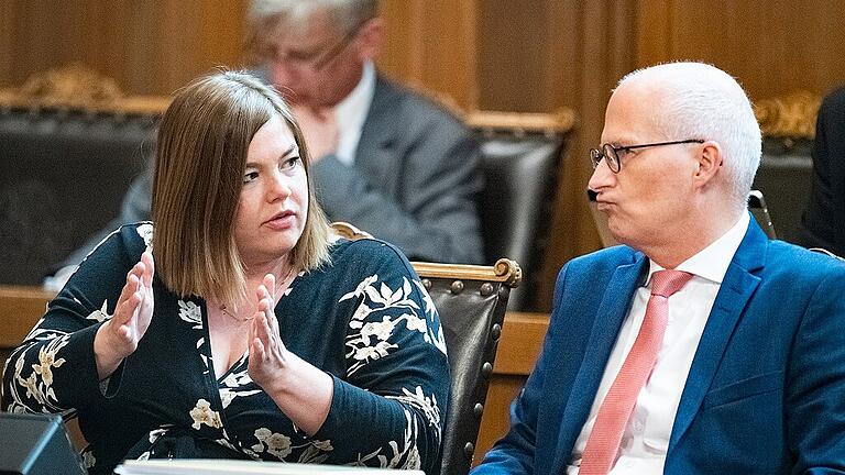 Katharina Fegebank und Peter Tschentscher       -  Katharina Fegebank (Die Grünen) und Peter Tschentscher (SPD) stellen sich am Sonntag in Hamburg zur Wahl.