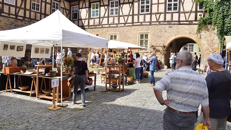 Im August fiel er wegen Corona aus, am 24. und 25. Oktober wird er nun nachgeholt: der Keramikmarkt in Römhild. Das Foto entstand im Hof der Glücksburg im August vergangenen Jahres.