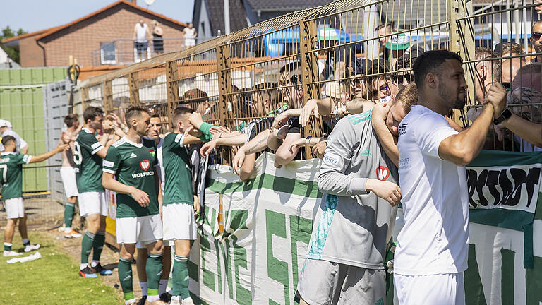 Die nach Garbsen mitgereisten Fans spenden dem FC 05 Schweinfurt nach dem verpassten Aufstieg Trost.