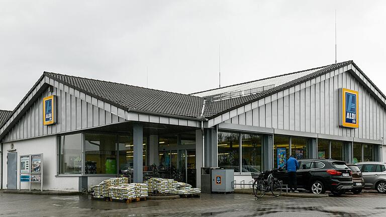 Bis Ende des Jahres bleibt hier das Licht aus: Die Aldi-Filiale am Wachtelberg im Gewerbegebiet Kürnach-Estenfeld schließt Mitte April. Bis Ende des Jahres bleibt hier das Licht aus: Die Aldi-Filiale am Wachtelberg im Gewerbegebiet Kürnach-Estenfeld schließt Mitte April.