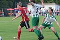 Birkenfelds Kapitän Peter Schebler (links) ist Julian Bedner (Bildmitte) vom SV Kürnach entwischt. Auch hat das SVB-Team mit einem 1:0-Hinspielsieg am Mittwoch vorgelegt.