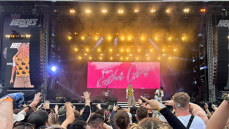 Tausende Menschen besuchen am Samstag 15.06.24 das Heroes Festival in Geiselwind.