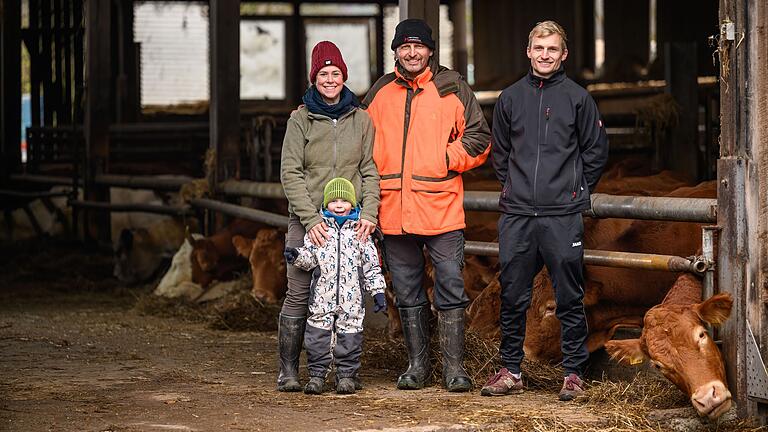 Andreas Hartmann mit seinem Sohn Yannik, seiner Frau Tea und seinem kleinen Sohn Leo vor dem Stall in Obereschenbach, den sich Vater und Sohn teilen. Andreas Hartmann mit seinem Sohn Yannik, seiner Frau Tea und seinem kleinen Sohn Leo vor dem Stall in Obereschenbach, den sich Vater und Sohn teilen.