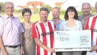 Beim Benefizspiel für Hubert Betz kam ein stattlicher Geldbetrag zusammen. Unser Bild zeigt (von links) Josef Brand (ersteigerte das Nürnberg-Trikot), 2. DJK-Vorsitzenden Thomas Persch, Landrat Wilhelm Schneider, Monika Betz, Horst Hartmann, Roland Kimmel (spendete 1000 Euro), Heike Hau (Firma Uponor, 500 Euro Spende), Dampfachs Spielleiter und Organisator Werner Griebel, Uwe Ernst und DJK-Vorsitzenden Bernd Riedlmeier. Beim Benefizspiel für Hubert Betz kam ein stattlicher Geldbetrag zusammen. Unser Bild zeigt (von links) Josef Brand (ersteigerte das Nürnberg-Trikot), 2. DJK-Vorsitzenden Thomas Persch, Landrat Wilhelm Schneider, Monika Betz, Horst Hartmann, Roland Kimmel (spendete 1000 Euro), Heike Hau (Firma Uponor, 500 Euro Spende), Dampfachs Spielleiter und Organisator Werner Griebel, Uwe Ernst und DJK-Vorsitzenden Bernd Riedlmeier.