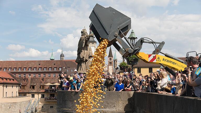Entenrennen       -  Zahlreiche Menschen verfolgen am Samstag (18.05.19) das große Entenrennen am Main zwischen Alter Mainbrücke und Friedensbrücke in Würzburg.