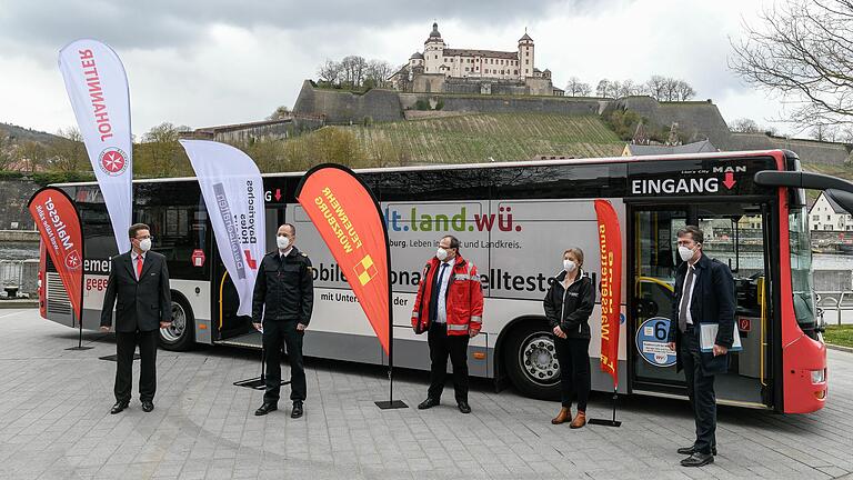 Oberbürgermeister Christian Schuchart, Marieke van Santen vom Gesundheitsamt, Steffen Nenner von der WVV, Harald Rehmann von der Feuerwehr und Björn Rausch vom Roten Kreuz (von rechts) bei der Vorstellung des Coronatestbusses. Er ist ein wichtiger, weil mobiler Baustein des Acht-Säulen-Testmodells der Stadt Würzburg. Oberbürgermeister Christian Schuchart, Marieke van Santen vom Gesundheitsamt, Steffen Nenner von der WVV, Harald Rehmann von der Feuerwehr und Björn Rausch vom Roten Kreuz (von rechts) bei der Vorstellung des Coronatestbusses. Er ist ein wichtiger, weil mobiler Baustein des Acht-Säulen-Testmodells der Stadt Würzburg.