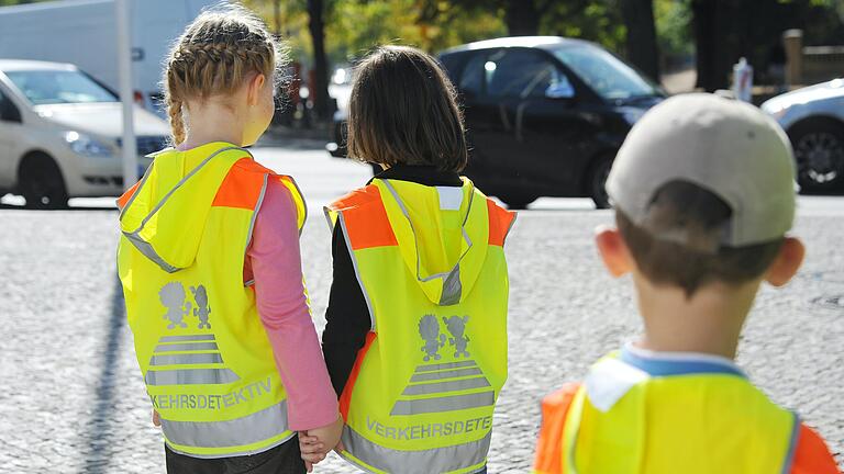 Ein reflektierender Sicherheitsüberwurf hilft Kindern, im Straßenverkehr besser gesehen zu werden. Ein reflektierender Sicherheitsüberwurf hilft Kindern, im Straßenverkehr besser gesehen zu werden.