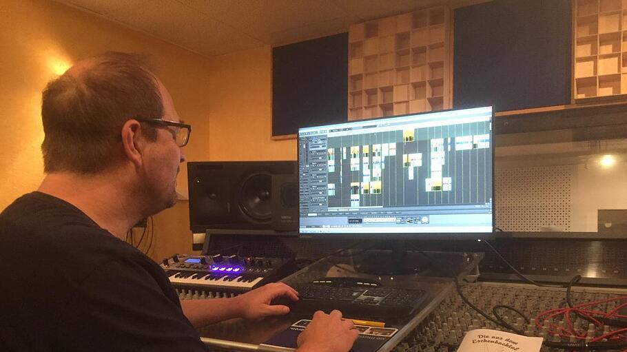 Produzent Steffen Burkhardt mischte die CD in seinem Tonstudio ab.  Foto: Udo Kiene       -  Produzent Steffen Burkhardt mischte die CD in seinem Tonstudio ab.  Foto: Udo Kiene