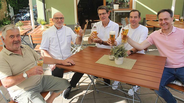 Zeit für ein Bier und einen Plausch mit den Stammgästen nahm und nimmt sich Gastwirt Edi Bätz (Zweiter von links) gerne. Zeit für ein Bier und einen Plausch mit den Stammgästen nahm und nimmt sich Gastwirt Edi Bätz (Zweiter von links) gerne.
