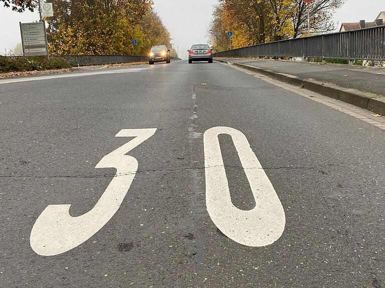 Die Stadt Lohr macht sich Gedanken, wie der Verkehrsfluss in Lohr verbessert und nicht zuletzt die Sicherheit insbesondere von Radfahrern und Fußgängern erhöht werden kann. Dabei gab es nun auch Diskussionen über das seit einiger Zeit auf der alten Mainbrücke geltende Tempolimit von 30 Stundenkilometern.