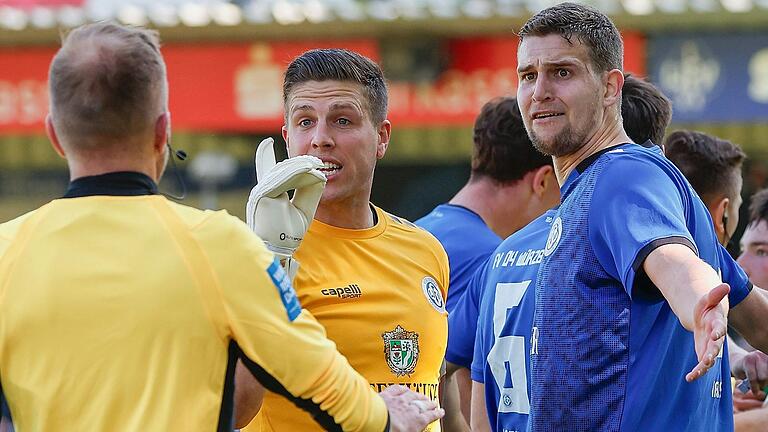 Torwart André Koob (Mitte) und Verteidiger Hendrik Hansen vom Würzburger FV teilen dem Schiedsrichter ihre Meinung über dessen Entscheidung mit. Hansen sah Gelb-Rot, wonach das Bayernliga-Heimspiel gegen den SV Fortuna Regensburg noch einmal eine spannende Schlussphase erlebte. Torwart André Koob (Mitte) und Verteidiger Hendrik Hansen vom Würzburger FV teilen dem Schiedsrichter ihre Meinung über dessen Entscheidung mit. Hansen sah Gelb-Rot, wonach das Bayernliga-Heimspiel gegen den SV Fortuna Regensburg noch einmal eine spannende Schlussphase erlebte.