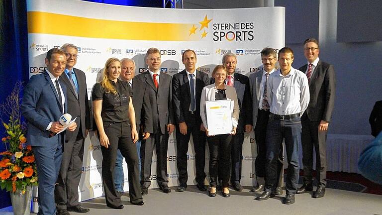 Auf der Bühne in Bad Gögging die Delegation des TSV Bad Königshofen: Im Bild (von links) den TV-Moderator Markus Othmer, Regierungsvizepräsident Helmut Graf, Olympiasiegerin Anni Friesinger-Postma, Rudi Dümpert, GVB-Vorstand Alexander Büchel, Jürgen Halbig, Andrea Voigt, den Präsidenten des BLSV Günther Lommer, Josef Ort, TSV-Vorsitzenden Thorsten Eckart und den Vorstand der Volksbank Raiffeisenbank Rhön-Grabfeld Markus Merz.