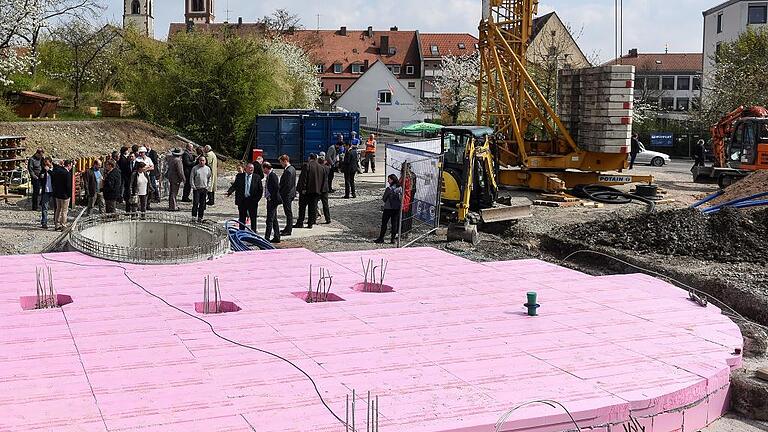 Auf einem Teil des früheren oberen Parkplatzes am Nautiland entsteht derzeit die neue Umweltstation der Stadt. Auf einem Teil des früheren oberen Parkplatzes am Nautiland entsteht derzeit die neue Umweltstation der Stadt.