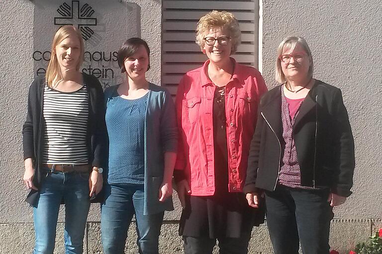 Die Mitarbeiterinnen der Suchtberatung des Caritasverbandes (von links) Julia Jörg, Susanne Till und Hedwig Heinisch blicken zusammen mit Caritas-Geschäftsführerin Angelika Ochs (3. von links) dem 40. Jubiläum der Beratungsstelle entgegen. Die Mitarbeiterinnen der Suchtberatung des Caritasverbandes (von links) Julia Jörg, Susanne Till und Hedwig Heinisch blicken zusammen mit Caritas-Geschäftsführerin Angelika Ochs (3. von links) dem 40. Jubiläum der Beratungsstelle entgegen.