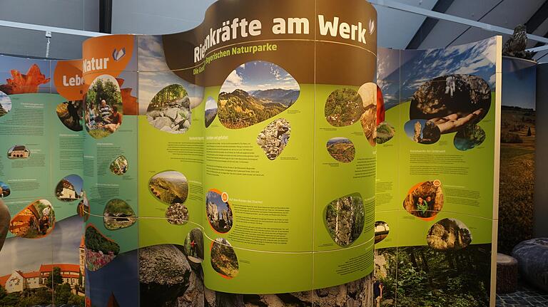 Auf geschwungenen Tafel lädt die Ausstellung &quot;Naturparke in Bayern&quot; ein, die Schönheiten der 19 bayerischen Naturparke zu entdecken.