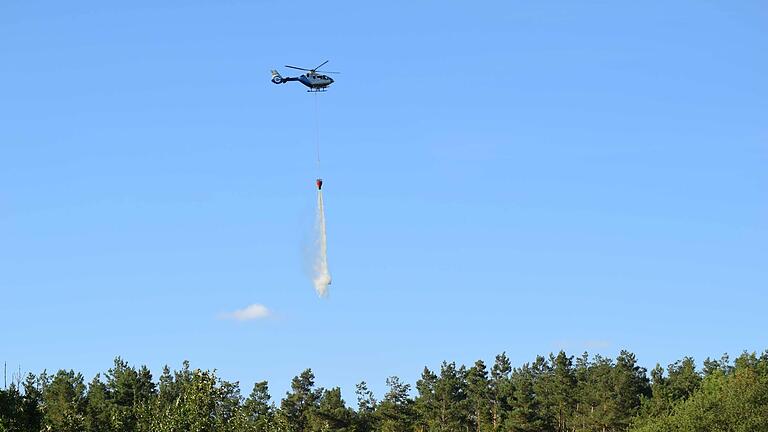 Auch ein Hubschrauber mit Löschwasserbehälter half 2018, den Waldbrand bei Fischbach unter Kontrolle zu bringen. Auch ein Hubschrauber mit Löschwasserbehälter half 2018, den Waldbrand bei Fischbach unter Kontrolle zu bringen.