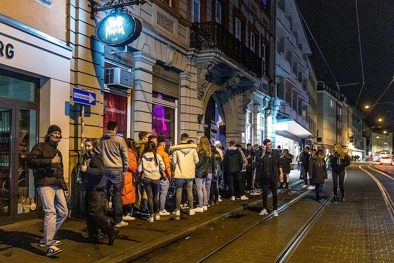 Die Sanderstraße im Bereich des Clubs 'Kurt & Komisch' und der Bars 'Loma' und 'Hoffnung'. Die Sanderstraße im Bereich des Clubs 'Kurt & Komisch' und der Bars 'Loma' und 'Hoffnung'.