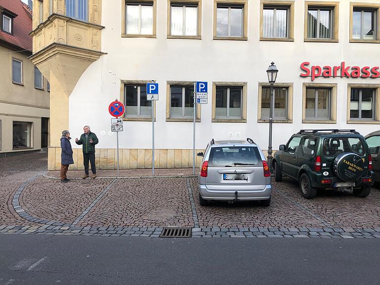 Einkäufe und Arztbesuche ohne Parkstress: Dies soll durch die Anhebung der Parkzeit von einer auf zwei Stunden erleichtert werden. Einkäufe und Arztbesuche ohne Parkstress: Dies soll durch die Anhebung der Parkzeit von einer auf zwei Stunden erleichtert werden.