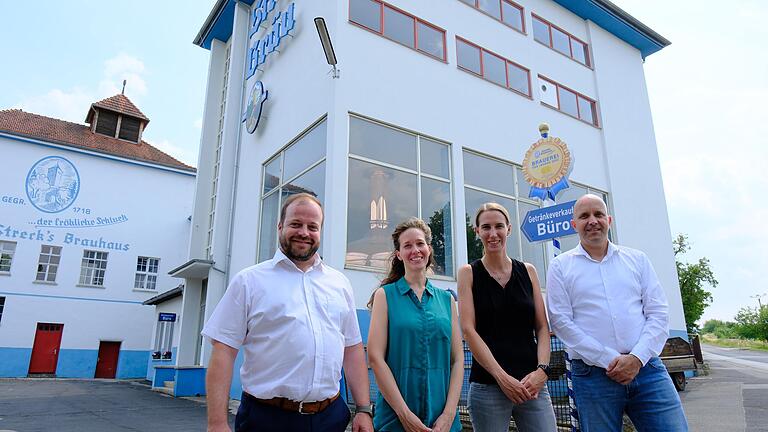 Freuen sich über eine Zukunft für die Ostheimer Streck-Bräu: Ostheims Bürgermeister Steffen Malzer, Caroline Maiwald (Marketing 'Die Biermacher'), Natalie Ramm (Assistenz Geschäftsführung Lauer GmbH) sowie der bisherige Streck-Chef Axel Kochinki. Freuen sich über eine Zukunft für die Ostheimer Streck-Bräu: Ostheims Bürgermeister Steffen Malzer, Caroline Maiwald (Marketing 'Die Biermacher'), Natalie Ramm (Assistenz Geschäftsführung Lauer GmbH) sowie der bisherige Streck-Chef Axel Kochinki.