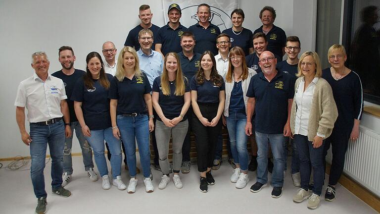 Die alte und die neue Vorstandschaft auf einem Foto, vordere Reihe (von links):&nbsp; Alexander Baumann (Erster Vorsitzender), Nadine Walch, Nadja Baumann, Sandra Freudenberger, Hanna Eberlein, Sonja Spengler, Manfred Müller, Petra Köhler, mittlere Reihe (von links): Johannes Kneuker, Oliver Güßgen (Bezirksvertreter), &nbsp;Georg Wyrwoll (Bürgermeister), Philipp Behringer, Philipp Bopp, Niklas Grumbach, Luca Burkert, Marion Splettstößer, hintere Reihe (von links): Felix Kemmer, Sebastian Schmidt, Harald Meyer, Melanie Fitterer, Helmut Keller (es fehlen Daniel Freudenberger und Sabine Hoben).
